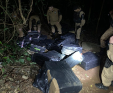 PM de Foz do Iguaçu (PR) apreende cerca de 2400 pacotes de cigarros contrabandeados do Paraguai em porto clandestino