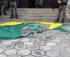BOPE resgata parte da Bandeira Nacional vandalizada durante ato público em Curitiba; adolescente é apreendido