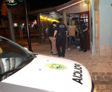  PM fecha 16 estabelecimentos em Curitiba por aglomeração de pessoas