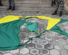 BOPE resgata parte da Bandeira Nacional vandalizada durante ato público em Curitiba; adolescente é apreendido