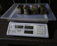 SOE apreende adolescentes que tentavam arremessar 605 gramas de maconha e 23 celulares em unidade penal de Foz