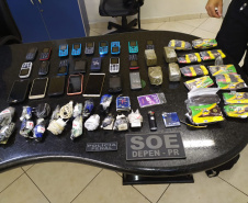 SOE apreende adolescentes que tentavam arremessar 605 gramas de maconha e 23 celulares em unidade penal de Foz
