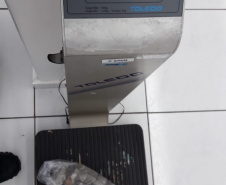 Agentes penitenciários apreendem 17 celulares, sete buchas de cocaína e nove tabletes de maconha em Cascavel