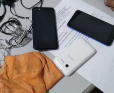 Quase três quilos de fumo e drogas e três celulares são impedidos de serem lançados na Cadeia Laudemir Neves