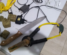 Quase três quilos de fumo e drogas e três celulares são impedidos de serem lançados na Cadeia Laudemir Neves