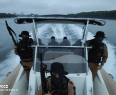 Polícia Ambiental fiscaliza área de preservação permanente na Ilha do Mel, no litoral do Paraná
