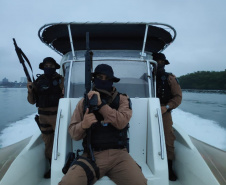 Polícia Ambiental fiscaliza área de preservação permanente na Ilha do Mel, no litoral do Paraná