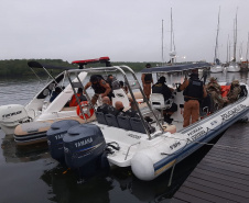 Polícia Ambiental fiscaliza área de preservação permanente na Ilha do Mel, no litoral do Paraná