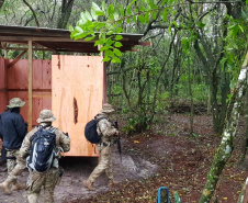 Polícia Ambiental fiscaliza área de preservação permanente na Ilha do Mel, no litoral do Paraná