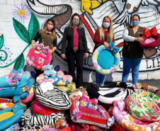 Penitenciária Feminina de Foz reaproveita materiais para confeccionar sacolas e camas para animais abandonados