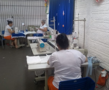 Penitenciária Feminina de Foz reaproveita materiais para confeccionar sacolas e camas para animais abandonados