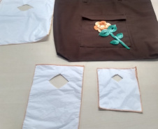 Penitenciária Feminina de Foz reaproveita materiais para confeccionar sacolas e camas para animais abandonados