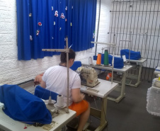 Penitenciária Feminina de Foz reaproveita materiais para confeccionar sacolas e camas para animais abandonados