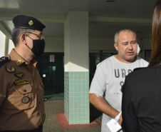 Soldado da PM ferido ao abordar suspeitos em posto de combustíveis recebe alta do hospital e é homenageado em Foz do Iguaçu