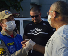 Soldado da PM ferido ao abordar suspeitos em posto de combustíveis recebe alta do hospital e é homenageado em Foz do Iguaçu