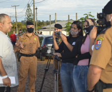 Soldado da PM ferido ao abordar suspeitos em posto de combustíveis recebe alta do hospital e é homenageado em Foz do Iguaçu