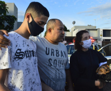 Soldado da PM ferido ao abordar suspeitos em posto de combustíveis recebe alta do hospital e é homenageado em Foz do Iguaçu