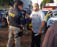 Soldado da PM ferido ao abordar suspeitos em posto de combustíveis recebe alta do hospital e é homenageado em Foz do Iguaçu