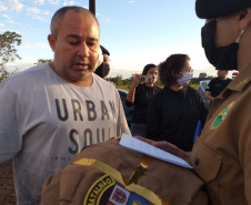 Soldado da PM ferido ao abordar suspeitos em posto de combustíveis recebe alta do hospital e é homenageado em Foz do Iguaçu