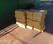 BPFron apreende R$ 1,3 milhão em cigarros contrabandeados e veículos em Guaíra, no oeste do Paraná