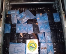 No Oeste do estado, BPFron apreende 40 mil pacotes de cigarros contrabandeados e recupera motocicleta furtada