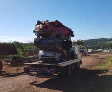  Secretaria da Segurança Pública remove veículos inservíveis do pátio da Prefeitura de Matelândia, no oeste do Paraná
