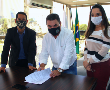 Secretário coronel Marinho recebe prefeito de Arapongas para assinatura de Resolução Conjunta