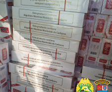 Polícia Rodoviária Estadual apreende 35 caixas com cigarros contrabandeados durante atendimento a acidente, na PRC 158