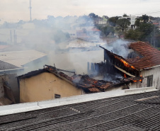 Equipe do BPTran encontra casa em chama durante patrulhamento no bairro Uberaba em Curitiba