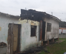 Equipe do BPTran encontra casa em chama durante patrulhamento no bairro Uberaba em Curitiba