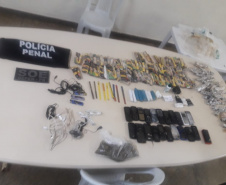 Em Foz do Iguaçu, agentes penitenciários impedem arremesso de 30 celulares e drogas