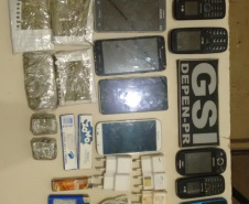 Em Foz do Iguaçu, agentes penitenciários impedem arremesso de 30 celulares e drogas