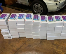 Ação conjunta apreende dois carros e mais de 120 celulares contrabandeados, em Cambé (PR)
