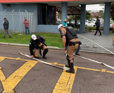Equipe do BPTran encontra casa em chama durante patrulhamento no bairro Uberaba em Curitiba