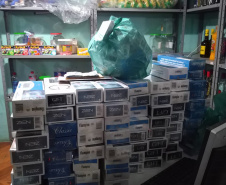 No Bairro Alto, em Curitiba, AIFU flagra estabelecimento aberto e apreende máquina caça-níquel e cigarros contrabandeados