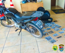 PM descobre produção ilegal de placas de moto em Rio Branco do Sul, na RMC; 22 placas com alerta foram apreendidas