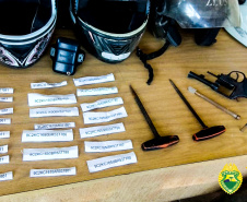 PM descobre produção ilegal de placas de moto em Rio Branco do Sul, na RMC; 22 placas com alerta foram apreendidas