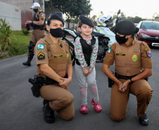 Menina fã da Polícia Militar recebe surpresa de policiais femininas em Colombo, na RMC