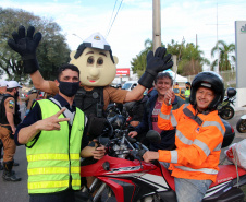 No Dia do Motociclista, BPTran faz blitz educativa e distribui antena corta fio pra evitar acidentes com linha de cerol