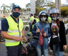 No Dia do Motociclista, BPTran faz blitz educativa e distribui antena corta fio pra evitar acidentes com linha de cerol
