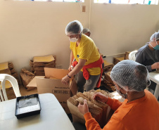 Presas da Penitenciária Feminina produzem sacolas de delivery de uma grande rede de fast food