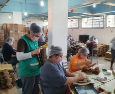 Presas da Penitenciária Feminina produzem sacolas de delivery de uma grande rede de fast food