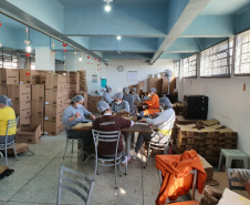 Presas da Penitenciária Feminina produzem sacolas de delivery de uma grande rede de fast food