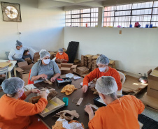 Presas da Penitenciária Feminina produzem sacolas de delivery de uma grande rede de fast food
