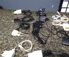Dupla é detida tentando arremessar nove celulares, maconha e cocaína na Cadeia de Marechal Cândido Rondon