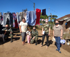 Integrantes do projeto Força Verde Mirim arrecadam cestas e roupas para famílias de Itaiacoca, nos Campos Gerais