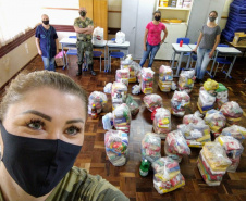 Integrantes do projeto Força Verde Mirim arrecadam cestas e roupas para famílias de Itaiacoca, nos Campos Gerais