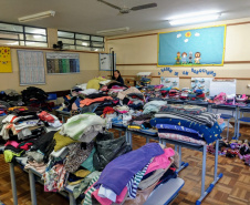 Integrantes do projeto Força Verde Mirim arrecadam cestas e roupas para famílias de Itaiacoca, nos Campos Gerais