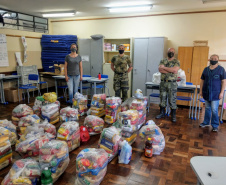 Integrantes do projeto Força Verde Mirim arrecadam cestas e roupas para famílias de Itaiacoca, nos Campos Gerais