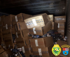 Carreta com 800 caixas de cigarros tomba na PR 082 e motorista abandona carga em Cidade Gaúcha (PR)